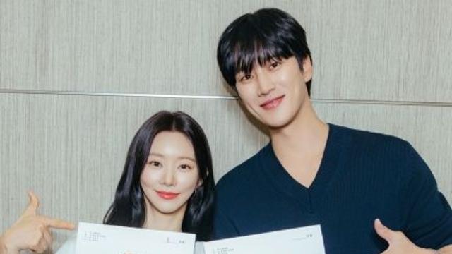 안보현·이주빈, 핫핑크빛 로맨스 온다…'스프링 피버' 대본 리딩 현장