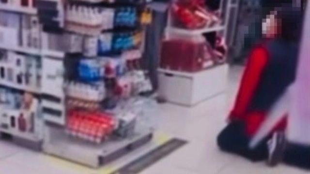 매장서 뛰는 아이 말렸는데...무릎 꿇고 사과한 '직원'