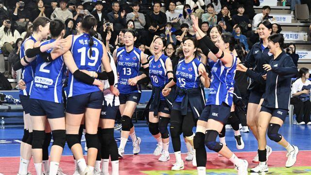 7연패 끊은 IBK기업은행…여오현 대행 체제 데뷔전 승리했지만, 주전 세터-공격진 활약 없다면 반등은 어렵다