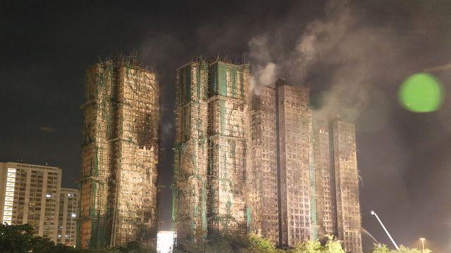 33시간 지났는데도…하늘엔 검은 연기, 창문선 벌건 불꽃