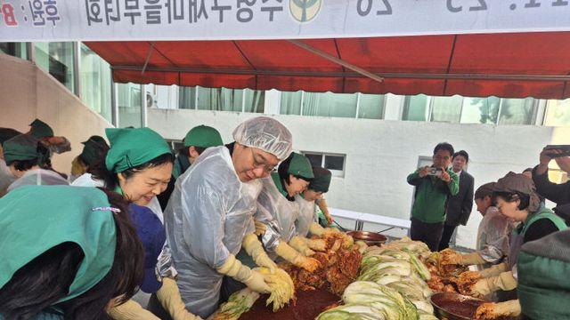 정연욱 국회의원, 800㎞ 왕복 강행군 '수영구 김장 봉사' 참여