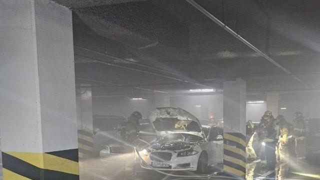 수원 고색동 아파트 지하주차장 승용차서 불…1시간여 만에 진화