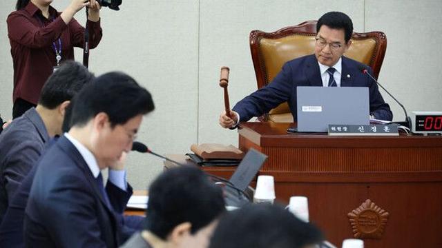 행안위, '혐오·비방 정당 현수막' 규제·'제헌절 공휴일' 재지정법 처리