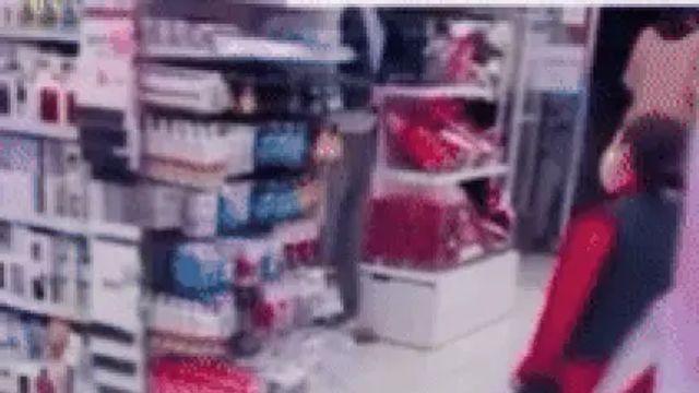 전남 순천 다이소 직원 무릎 꿇고 사과 논란... '갑질 영상' 확산되며 공분