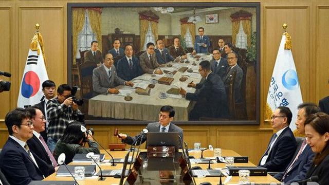 기준금리는 동결인데…올라가는 은행 대출금리