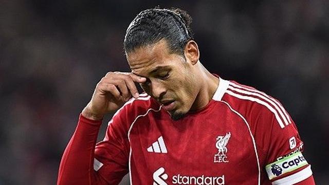 발롱도르 2위 수비수의 몰락, EPL 'PK 최다 허용' 굴욕…'황당 핸드볼 파울' 판데이크, PSV전 참패 원흉 지목