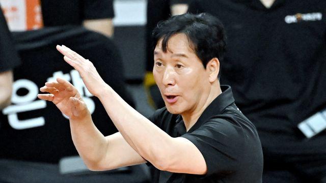 ‘봄 배구 청부사’ 신영철 감독, ‘V리그 사상 첫 300승’ 대위업
