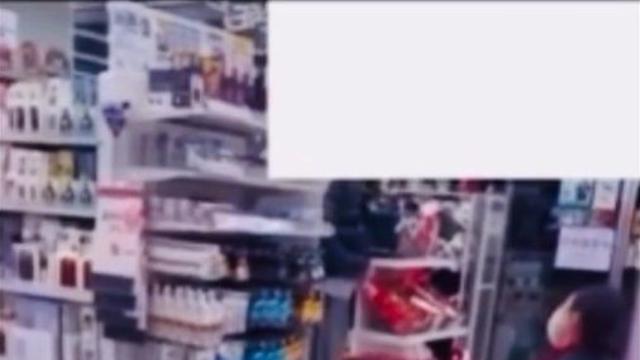 20대 여성 앞에서 무릎 꿇은 다이소 직원, 무슨 일?