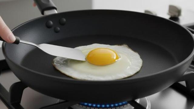 계란 후라이 하나 만드는데 기름 쓰긴 아깝죠? 기름 없이도 완벽하게 부치는 법