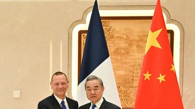 中왕이, 마크롱 외교수석과 통화…