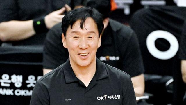 OK저축은행, 삼성화재 3-0 완파…신영철 감독 '300승' 달성