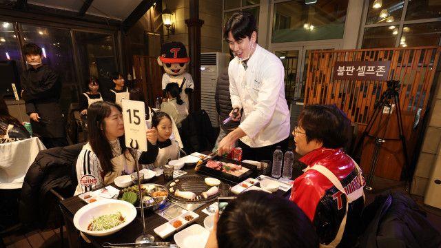 경쟁률 무려 320:1 '홍창기 지배인-구본혁·문보경 매니저' LG 우승 공약 지켰다