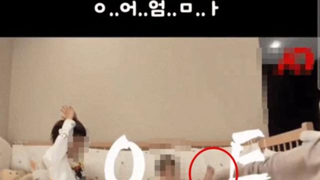 “영상 찍어야 돼”…1살 아기 발로 찬 엄마, ‘충격’