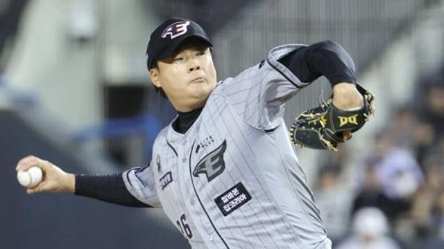 '특급 불펜' 한승혁, FA 강백호 보상선수로 KT위즈 행