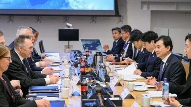 안규백, 노르웨이 국방장관과 양자회담…다연장로켓 '천무' 홍보