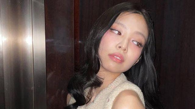 연말 룩 포인트 고민? 제니·지수·이나연의 ‘미니 백’ 하나면 끝!