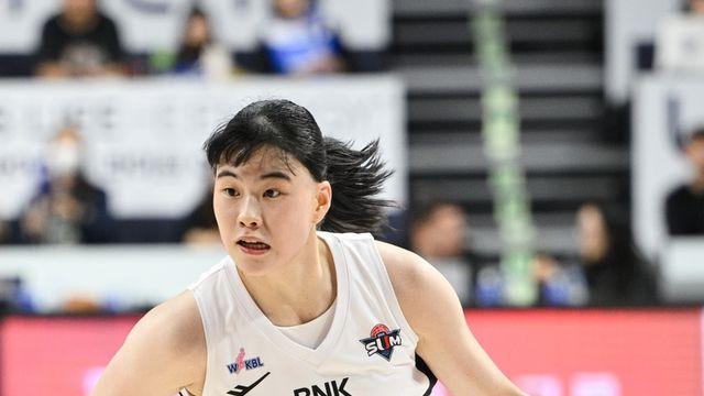 '이소희 16득점' 여자프로농구 BNK, 우리은행 꺾고 공동 2위 도약