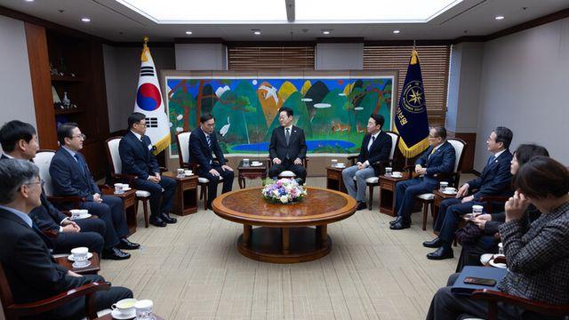 이 대통령 “국정원 중요...역할 제대로 수행해 인정받길”
