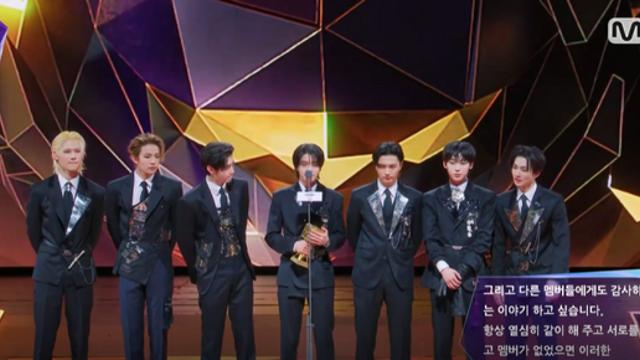 ‘2025 마마’ 엔하이픈, 비자 팬스 초이스 오브더 이어 수상…“엔진이 주는 상”