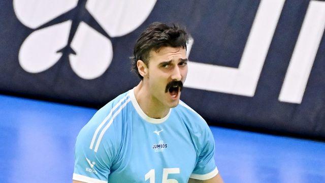 러셀, 베논과 '자존심 대결' 완승…대한항공은 8연승 고공비행