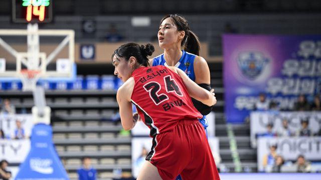 '김소니아 더블더블·박혜진 맹활약' BNK, 우리은행 꺾고 공동 2위로