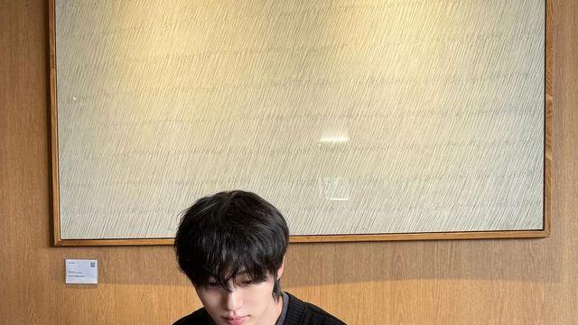 브이넥 붐은 돌아온다! 변우석부터 지디까지, 셀럽에게 배우는 브이넥 니트 스타일링