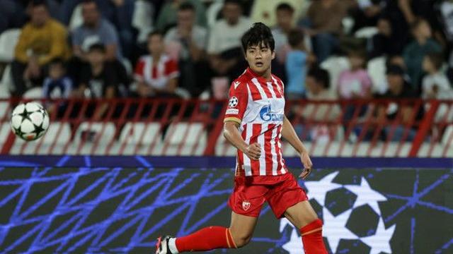 ‘설영우 님에게 영광 돌립니다’ 축구화 닦아주기 세리머니! 완벽한 크로스로 골 만들어 준 설영우, 유로파리그 첫 도움