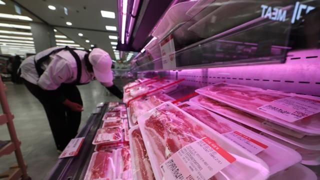 3개월만에 늘어난 소비 3.5%↑…생산 2.5% 줄어 '광공업·서비스업 부진'(종합)