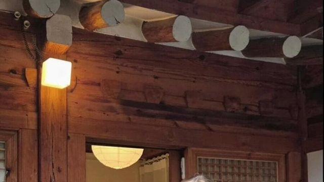 서울 북촌 향수공방 방문한 샤를리즈 테론