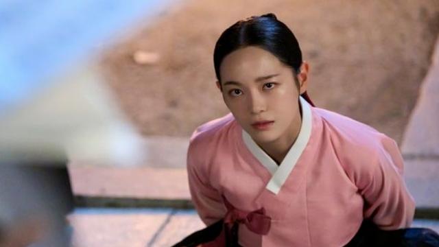 '이강에는 달이 흐른다' 김세정, 독기 어린 눈빛으로 저항→결국 실신