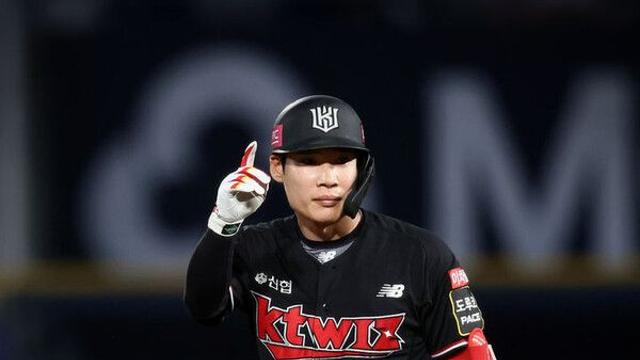 프로야구 KT, 선수단 정리…외야수 송민섭 등 13명 방출