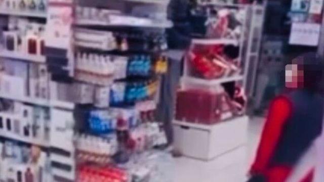 무릎 꿇은 다이소 직원…'갑질 경험' 직장인 62% '그냥 참아'