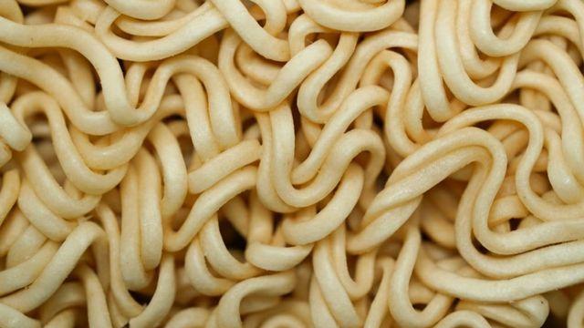 기름 탓인 줄 알았는데 아니었다…라면 면발이 노란색인 '충격적 이유'