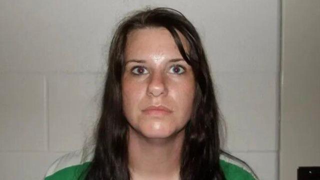 “돈·술·마약으로 학생 유린” 결혼한 美 교사, 19건 성범죄로 10년형