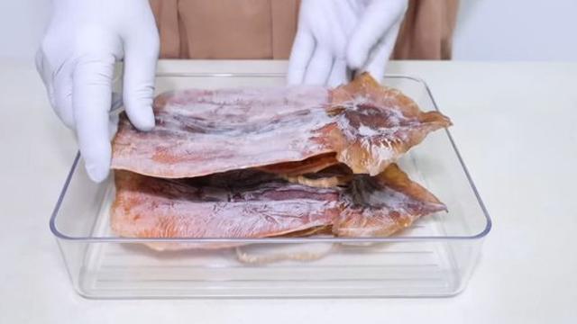 몸에 좋은 거 아니었어?…마른 오징어에 묻은 하얀 가루, 먹으면 큰일 나는 '신호'