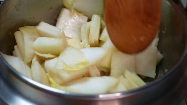 비싼 소고기 넣지 않아도 '깊은 맛' 우러나게 하려면 무를 이렇게 익히세요