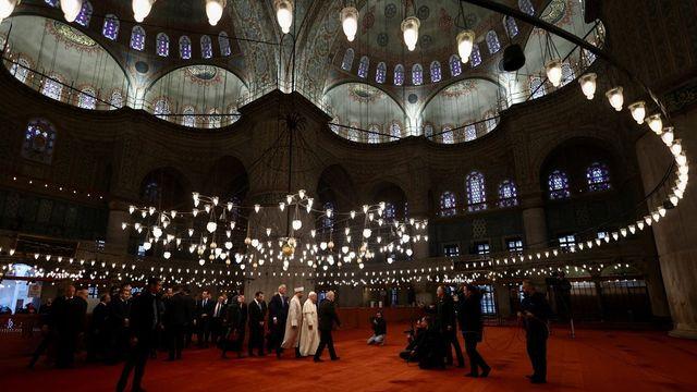 교황, 이스탄불 블루모스크 방문…신발 벗고 존중 표시(종합)