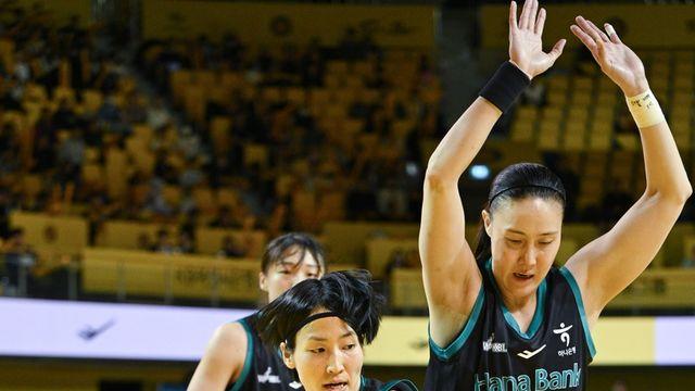 '사키 20점' 하나은행, 박지수 없는 KB 잡고 공동 1위로