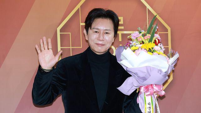 [NC포토] 김민종, 꽃 받은 꽃중년