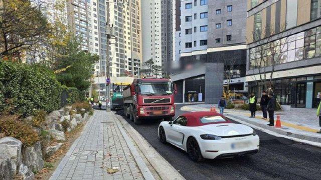 도로포장 중 우회 안내했더니…주차하고 사라진 민폐 운전자