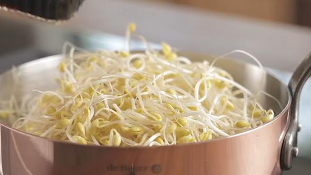 콩나물을 '볶아도' 소리가 날 정도로 아삭하게 즐길 수 있습니다