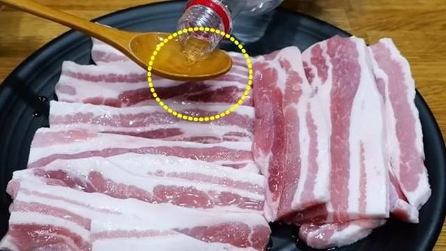 삼겹살 굽기 전 미리 '이 액체'에 재워두면, 찝찝한 고기 냄새가 안 납니다
