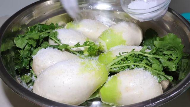 동치미 무, 소금으로만 절이지 마세요…'이것' 넣어야 더 깊은 맛이 납니다