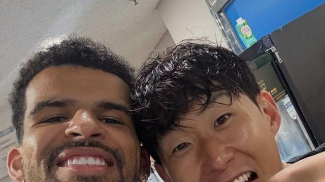 손흥민 유니폼 자랑하더니 또! “내 연락처에서 쏘니가 제일 유명인”...솔란케 못 말린다