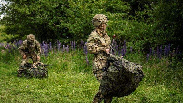 '러시아로부터 방어하기 위해' 유럽 내 여성 징병 논의 확대