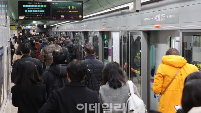 서울지하철 노조, 내일부터 '준법 투쟁'…출퇴근길 지연 우려