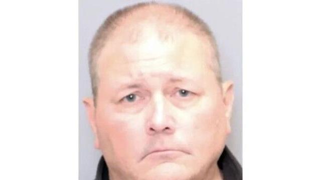 성탄 캐럴 부르러 온 소녀들에 총 겨눈 50대男…폭행 혐의 체포