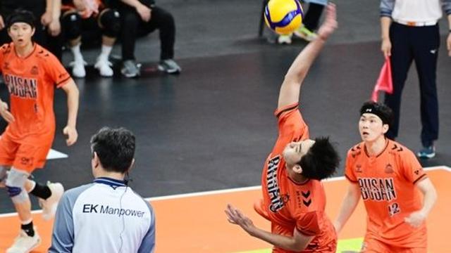 OK저축, 우리카드 잡고 4위 도약…'여오현 대행' IBK는 2연승(종합)