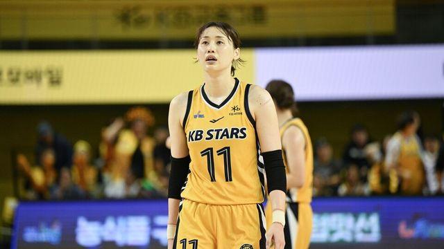 강이슬 27득점 11리바운드... 청주 KB, 아산 우리은행 꺾고 단독 선두 도약