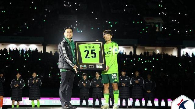 [K리그1 라이브] “팬들 목소리 덕분에 뛸 수 있었습니다”…‘전북 영구 결번’ 최철순의 고백